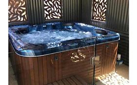 Unique Zone Half House With Games Room & Outdoor Jacuzzi In Maiden Gully, Bendigo
